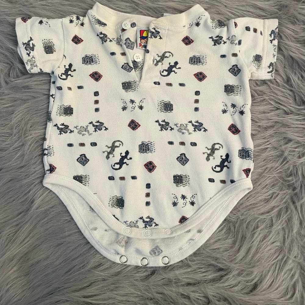 🎳White Baby Onesie with Lizard Print